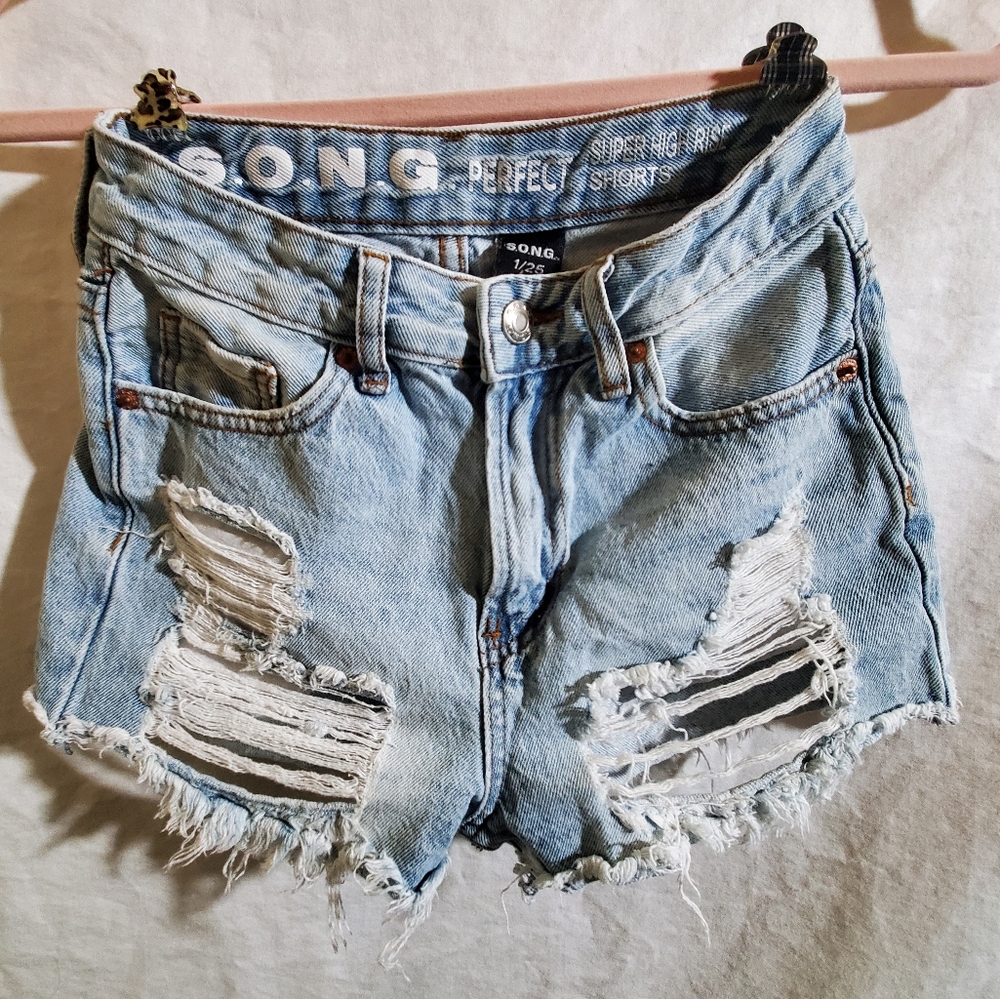 Distressed high-wasted shorts